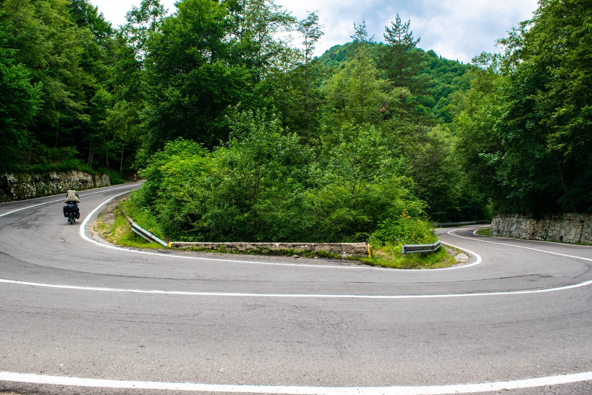 Cyclist-Transfagarasan-road-Carpathians-Romania